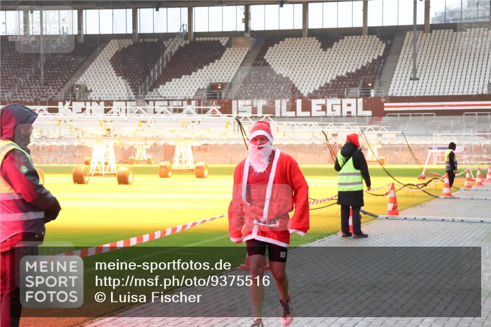 07.12.2025 - St. Pauli X-Mass-Run No. 15 Luisa Fischer http://msf.ph/oto/9375516 07.12.2025 09:52:32 Ziel 154, 1296, 2178, 2494 meine-sportfotos.de