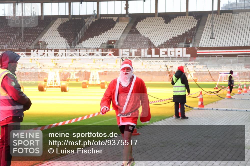 07.12.2025 - St. Pauli X-Mass-Run No. 15 Luisa Fischer http://msf.ph/oto/9375517 07.12.2025 09:52:33 Ziel 2494, 154, 1296, 2178, 2494 meine-sportfotos.de