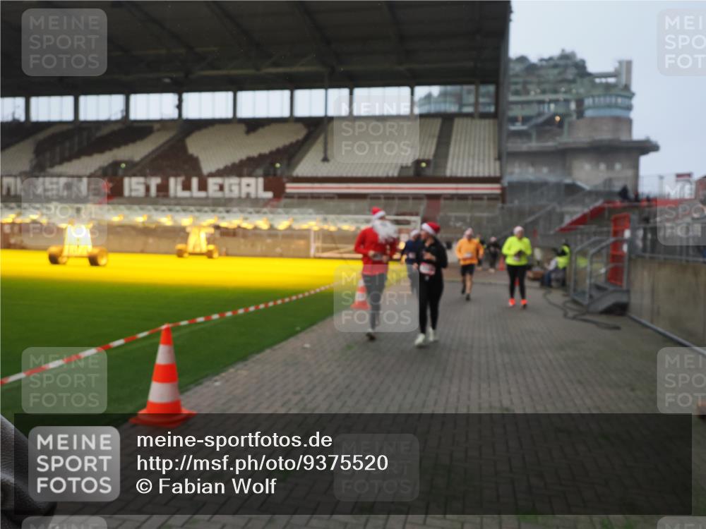 07.12.2025 - St. Pauli X-Mass-Run No. 15 Fabian Wolf http://msf.ph/oto/9375520 07.12.2025 10:04:36 Ziel 713, 1522, 1701, 1871, 2569, 2570, 3477, 3894, 3911, 4673 meine-sportfotos.de