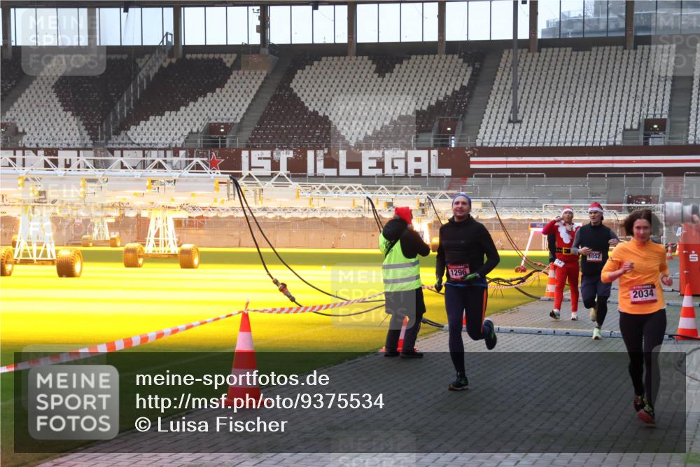 07.12.2025 - St. Pauli X-Mass-Run No. 15 Luisa Fischer http://msf.ph/oto/9375534 07.12.2025 09:52:49 Ziel 1296, 1052, 2034, 154, 195, 1052, 1296, 2034 meine-sportfotos.de