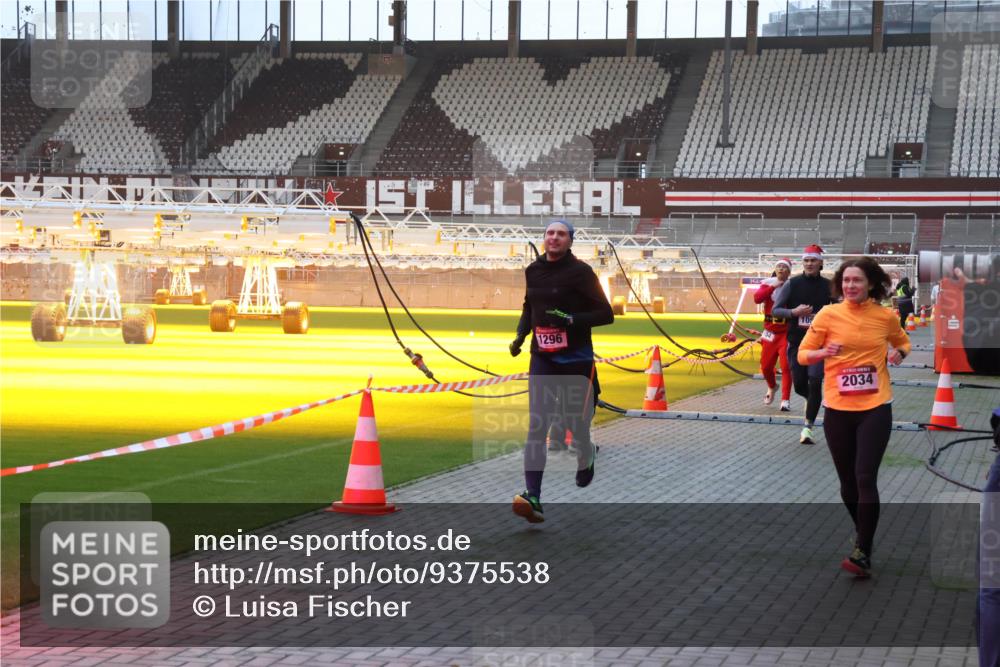 07.12.2025 - St. Pauli X-Mass-Run No. 15 Luisa Fischer http://msf.ph/oto/9375538 07.12.2025 09:52:49 Ziel 1296, 10, 2034, 154, 195, 1052, 1296, 2034 meine-sportfotos.de