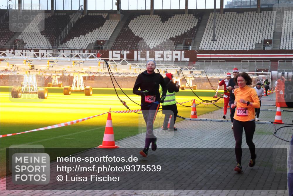 07.12.2025 - St. Pauli X-Mass-Run No. 15 Luisa Fischer http://msf.ph/oto/9375539 07.12.2025 09:52:50 Ziel 1296, 154, 2034, 154, 195, 1052, 1296, 2034 meine-sportfotos.de