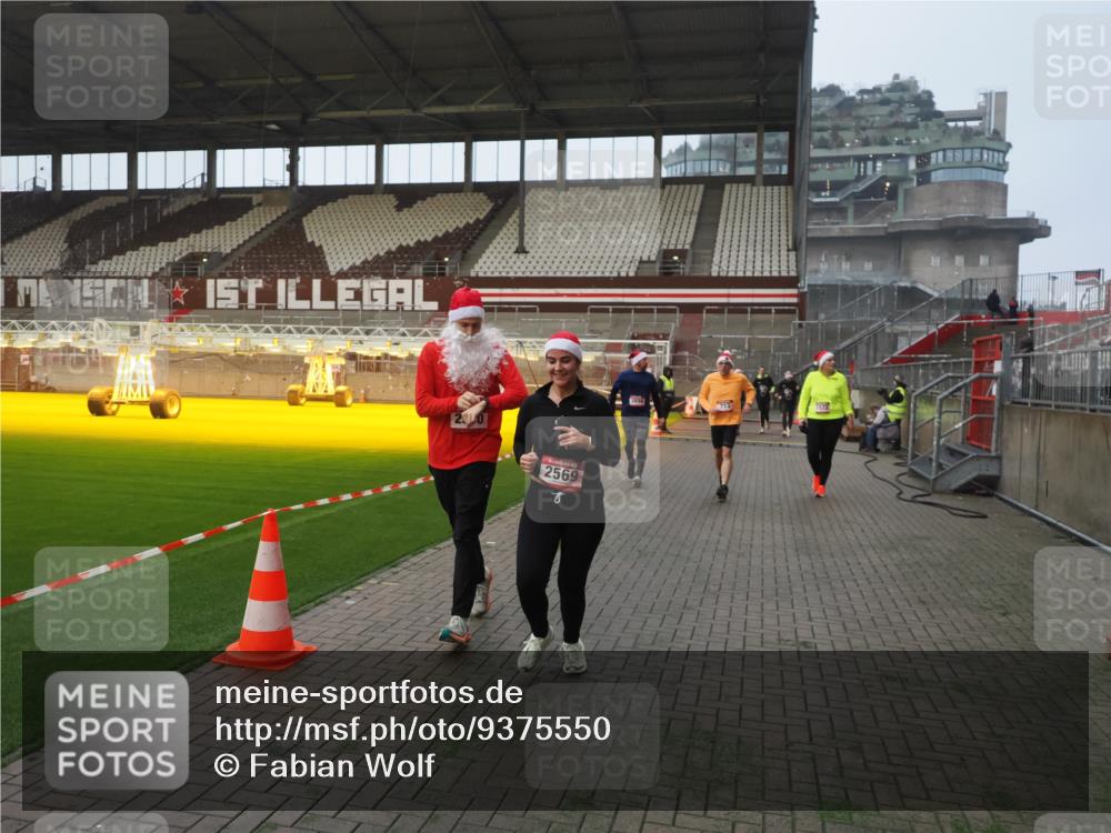 07.12.2025 - St. Pauli X-Mass-Run No. 15 Fabian Wolf http://msf.ph/oto/9375550 07.12.2025 10:04:37 Ziel 713, 1522, 1701, 1871, 2569, 2570, 3477, 3894, 3911, 4673 meine-sportfotos.de