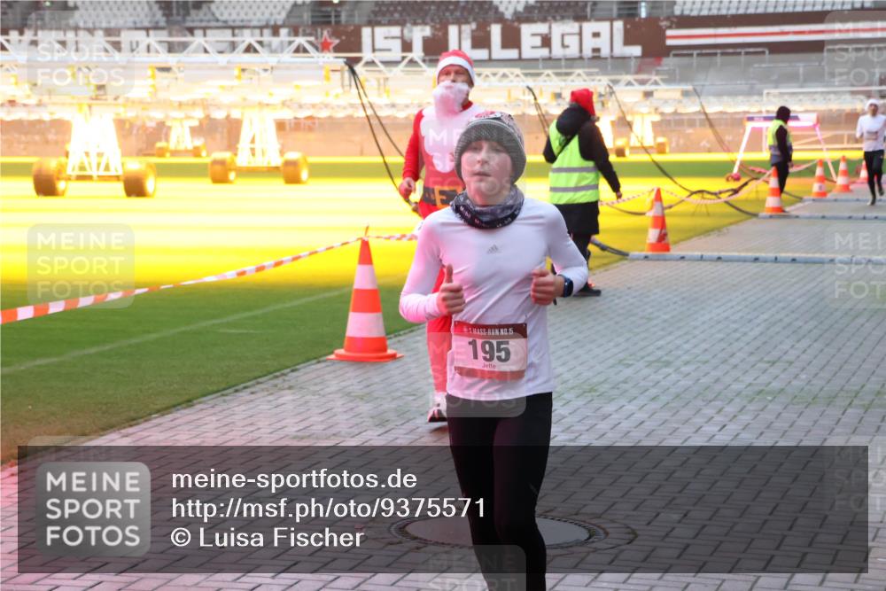 07.12.2025 - St. Pauli X-Mass-Run No. 15 Luisa Fischer http://msf.ph/oto/9375571 07.12.2025 09:52:57 Ziel 15, 195, 154, 195, 1052, 1241, 1296, 2034 meine-sportfotos.de
