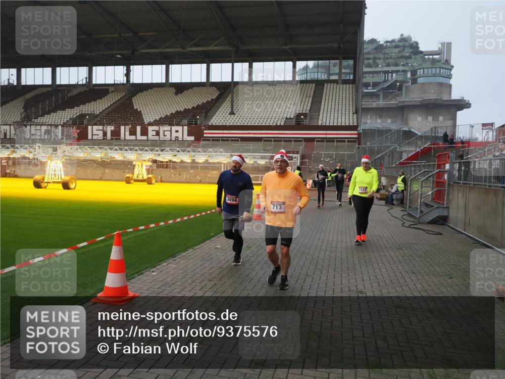 07.12.2025 - St. Pauli X-Mass-Run No. 15 Fabian Wolf http://msf.ph/oto/9375576 07.12.2025 10:04:40 Ziel 713, 1522, 1701, 1871, 2569, 2570, 3477, 3894, 3911, 4080, 4553, 4557 meine-sportfotos.de