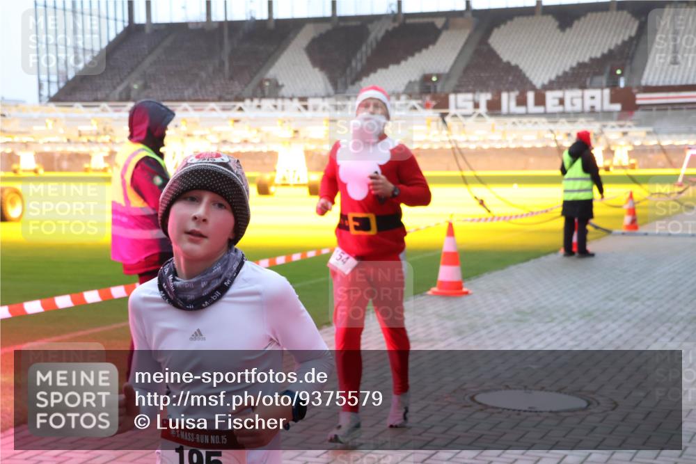 07.12.2025 - St. Pauli X-Mass-Run No. 15 Luisa Fischer http://msf.ph/oto/9375579 07.12.2025 09:52:59 Ziel 15, 54, 154, 195, 1052, 1241, 1296, 2034 meine-sportfotos.de