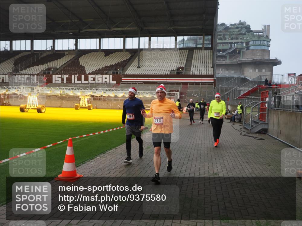 07.12.2025 - St. Pauli X-Mass-Run No. 15 Fabian Wolf http://msf.ph/oto/9375580 07.12.2025 10:04:40 Ziel 713, 1522, 1701, 1871, 2569, 2570, 3477, 3894, 3911, 4080, 4553, 4557 meine-sportfotos.de