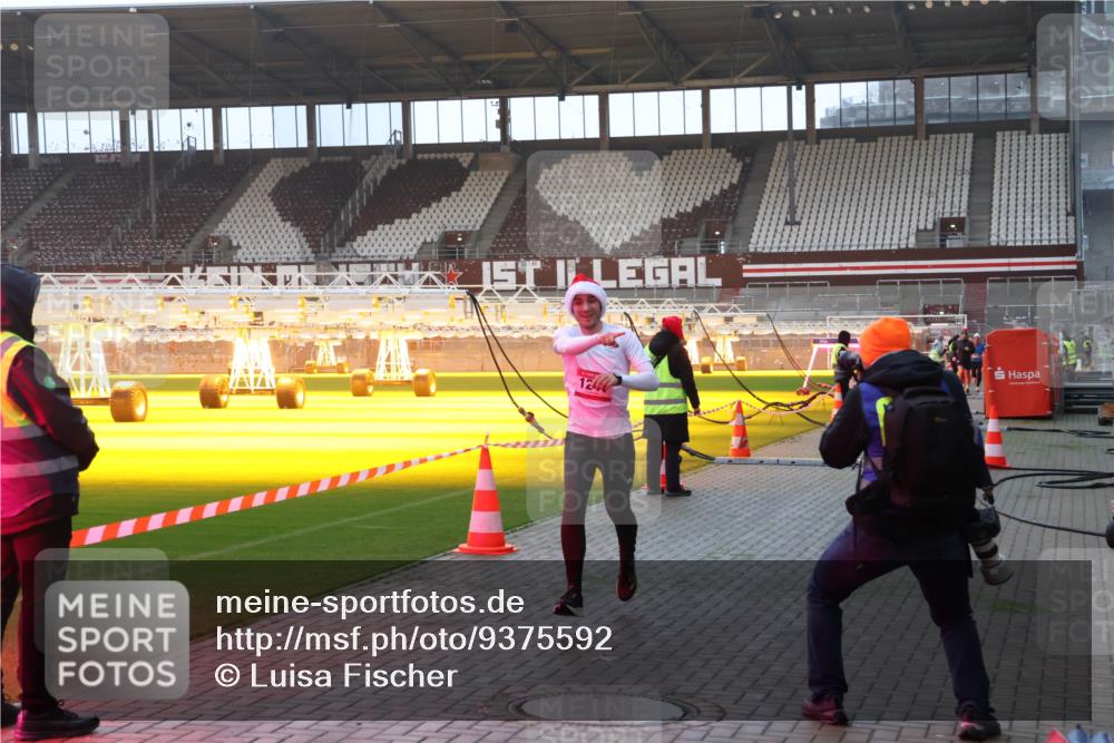07.12.2025 - St. Pauli X-Mass-Run No. 15 Luisa Fischer http://msf.ph/oto/9375592 07.12.2025 09:53:05 Ziel 124, 154, 195, 1052, 1241, 1296, 2034 meine-sportfotos.de