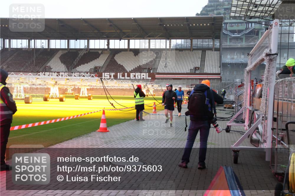 07.12.2025 - St. Pauli X-Mass-Run No. 15 Luisa Fischer http://msf.ph/oto/9375603 07.12.2025 09:53:16 Ziel 1474, 154, 195, 518, 937, 1052, 1241, 1296, 1874, 2034 meine-sportfotos.de