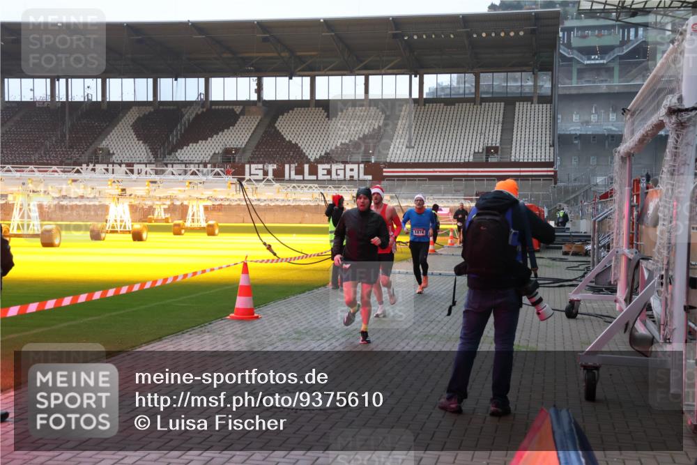 07.12.2025 - St. Pauli X-Mass-Run No. 15 Luisa Fischer http://msf.ph/oto/9375610 07.12.2025 09:53:17 Ziel 1874, 154, 195, 518, 937, 1052, 1241, 1296, 1874, 2034 meine-sportfotos.de