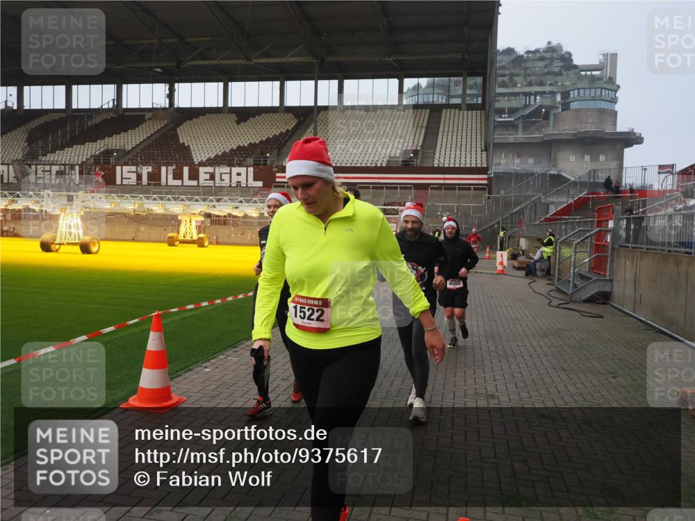07.12.2025 - St. Pauli X-Mass-Run No. 15 Fabian Wolf http://msf.ph/oto/9375617 07.12.2025 10:04:45 Ziel 713, 1217, 1701, 2569, 2570, 3477, 3894, 3911, 4080, 4553, 4557 meine-sportfotos.de