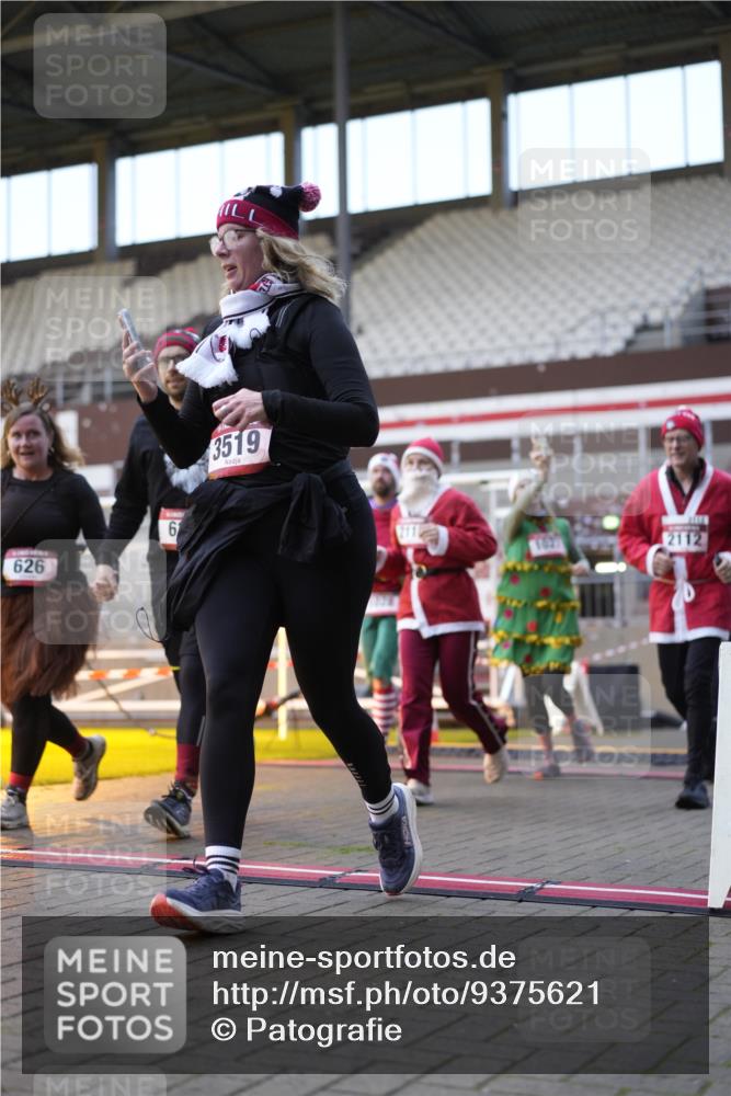 07.12.2025 - St. Pauli X-Mass-Run No. 15 Patografie http://msf.ph/oto/9375621 07.12.2025 10:03:50 Ziel 185, 399, 626, 628, 709, 1027, 1028, 1307, 1394, 1425, 1906, 2002, 2110, 2112, 2366, 3198, 3337, 3340, 3359, 3519, 3734, 4151 meine-sportfotos.de