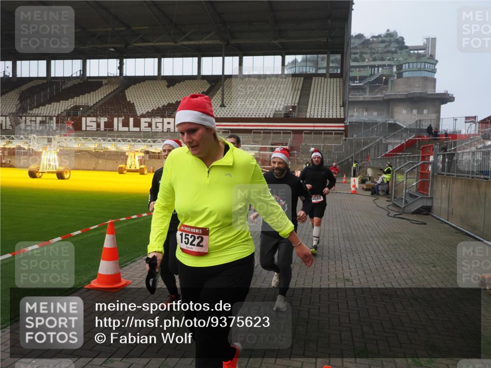 07.12.2025 - St. Pauli X-Mass-Run No. 15 Fabian Wolf http://msf.ph/oto/9375623 07.12.2025 10:04:45 Ziel 713, 1217, 1701, 2569, 2570, 3477, 3894, 3911, 4080, 4553, 4557 meine-sportfotos.de