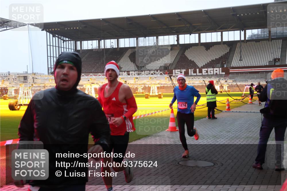 07.12.2025 - St. Pauli X-Mass-Run No. 15 Luisa Fischer http://msf.ph/oto/9375624 07.12.2025 09:53:20 Ziel 7, 1874, 154, 195, 518, 937, 1052, 1241, 1874, 2034 meine-sportfotos.de