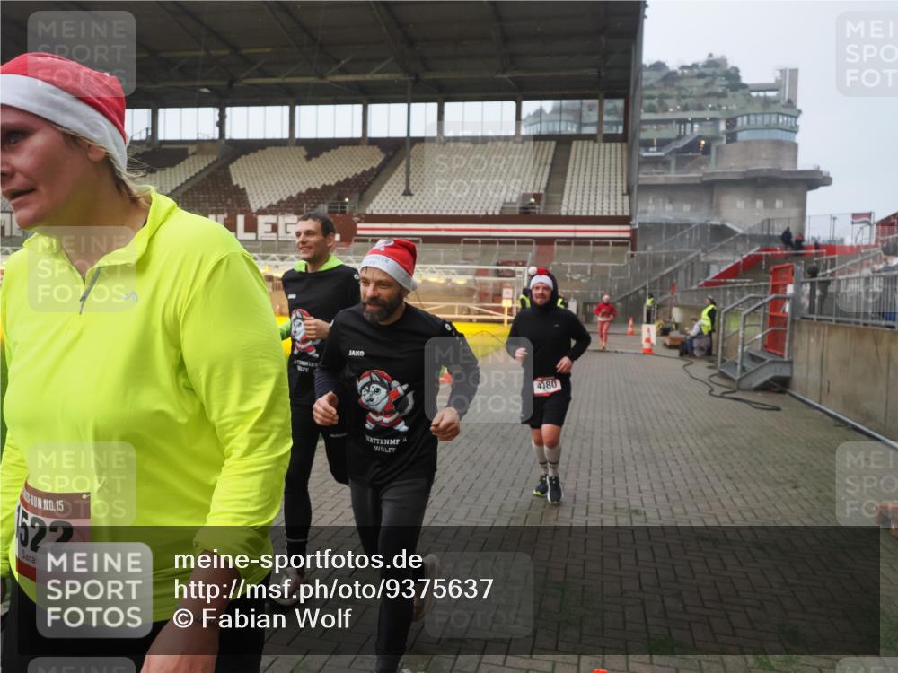 07.12.2025 - St. Pauli X-Mass-Run No. 15 Fabian Wolf http://msf.ph/oto/9375637 07.12.2025 10:04:45 Ziel 713, 1217, 1701, 2569, 2570, 3477, 3894, 3911, 4080, 4553, 4557 meine-sportfotos.de