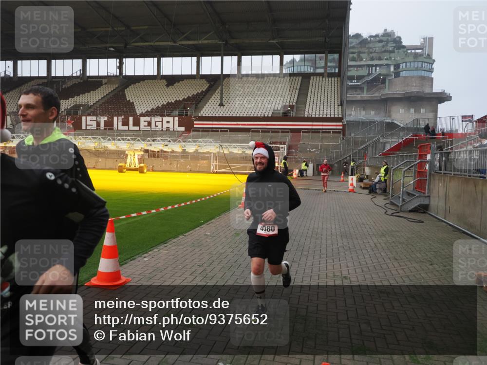 07.12.2025 - St. Pauli X-Mass-Run No. 15 Fabian Wolf http://msf.ph/oto/9375652 07.12.2025 10:04:46 Ziel 713, 1217, 1701, 2569, 2570, 3477, 3894, 3911, 4080, 4553, 4557 meine-sportfotos.de