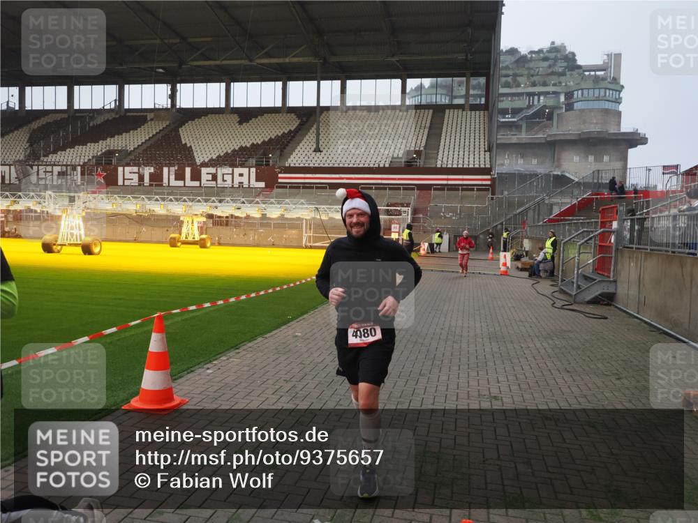 07.12.2025 - St. Pauli X-Mass-Run No. 15 Fabian Wolf http://msf.ph/oto/9375657 07.12.2025 10:04:46 Ziel 713, 1217, 1701, 2569, 2570, 3477, 3894, 3911, 4080, 4553, 4557 meine-sportfotos.de