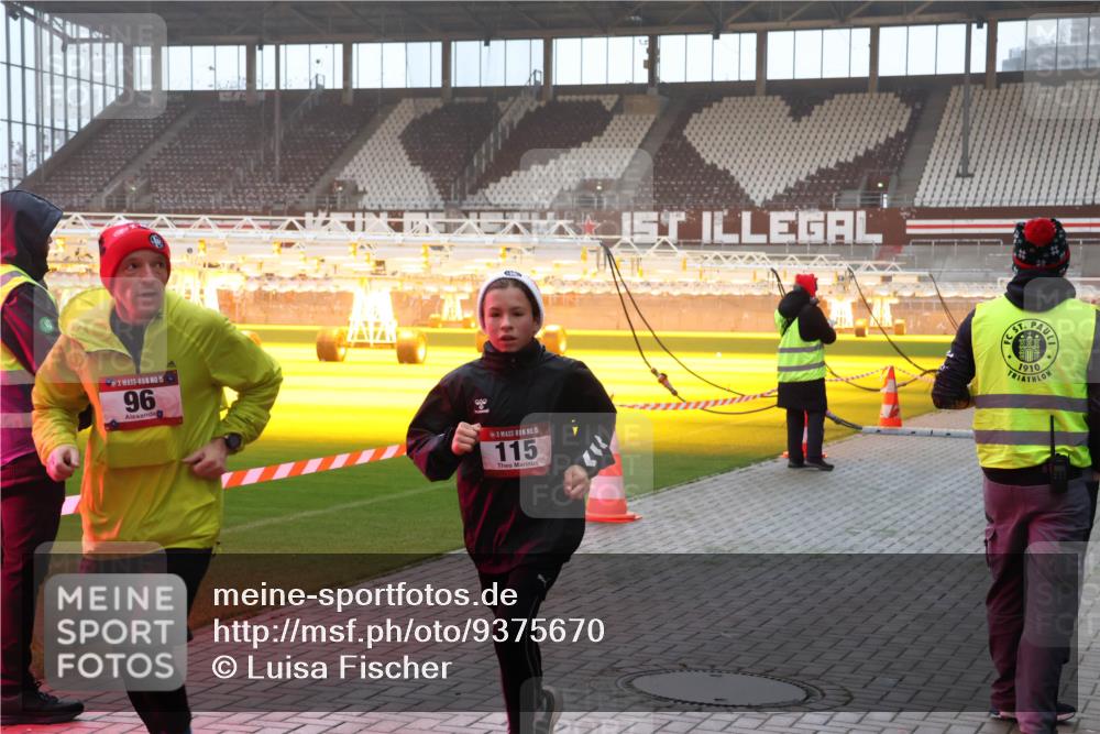 07.12.2025 - St. Pauli X-Mass-Run No. 15 Luisa Fischer http://msf.ph/oto/9375670 07.12.2025 09:53:54 Ziel 15, 96, 15, 115, 1910, 96, 115, 518, 937, 1874, 3684, 4050, 4061, 4062 meine-sportfotos.de