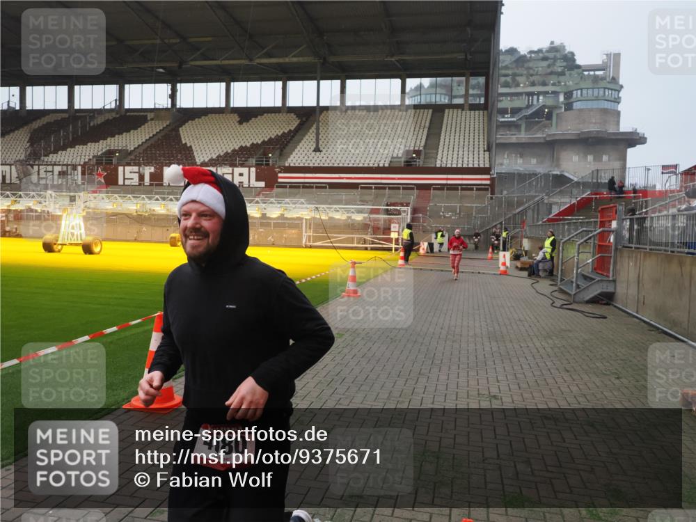 07.12.2025 - St. Pauli X-Mass-Run No. 15 Fabian Wolf http://msf.ph/oto/9375671 07.12.2025 10:04:47 Ziel 713, 1217, 1701, 2569, 2570, 3477, 3894, 3911, 4080, 4553, 4557 meine-sportfotos.de