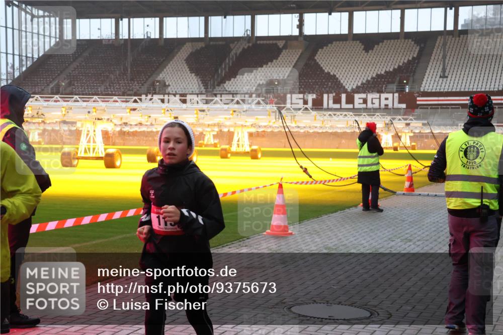 07.12.2025 - St. Pauli X-Mass-Run No. 15 Luisa Fischer http://msf.ph/oto/9375673 07.12.2025 09:53:55 Ziel 11, 1910, 96, 115, 518, 1874, 3684, 4050, 4061, 4062 meine-sportfotos.de