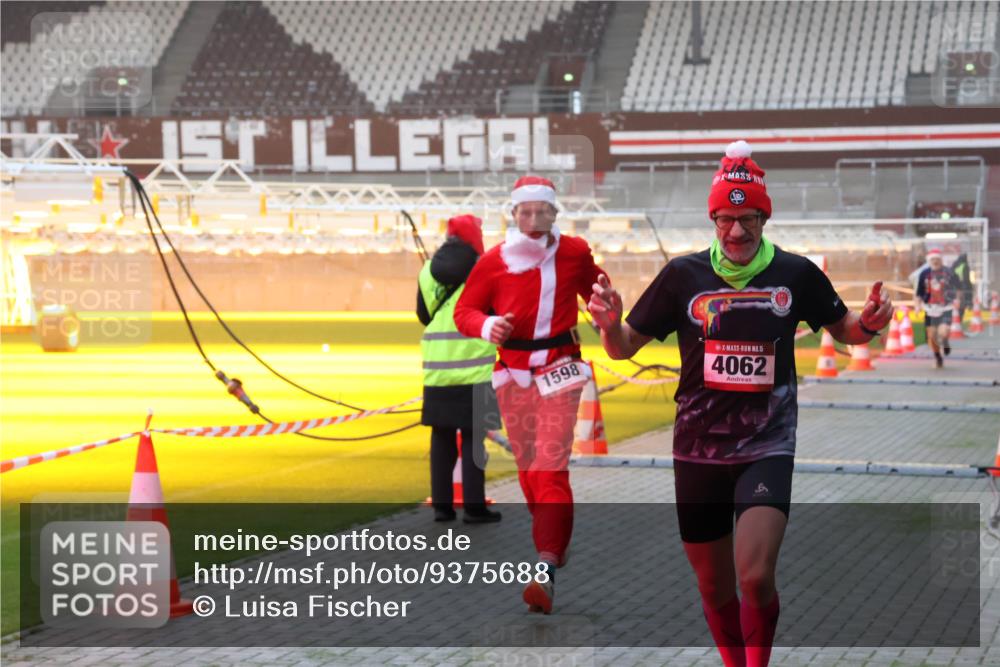 07.12.2025 - St. Pauli X-Mass-Run No. 15 Luisa Fischer http://msf.ph/oto/9375688 07.12.2025 09:54:07 Ziel 1, 1598, 15, 4062, 96, 115, 1598, 2651, 3684, 4050, 4061, 4062 meine-sportfotos.de