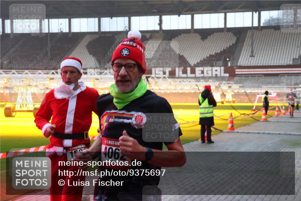 07.12.2025 - St. Pauli X-Mass-Run No. 15 Luisa Fischer http://msf.ph/oto/9375697 07.12.2025 09:54:09 Ziel 15, 406, 1910, 96, 115, 1598, 2651, 3684, 4050, 4061, 4062 meine-sportfotos.de