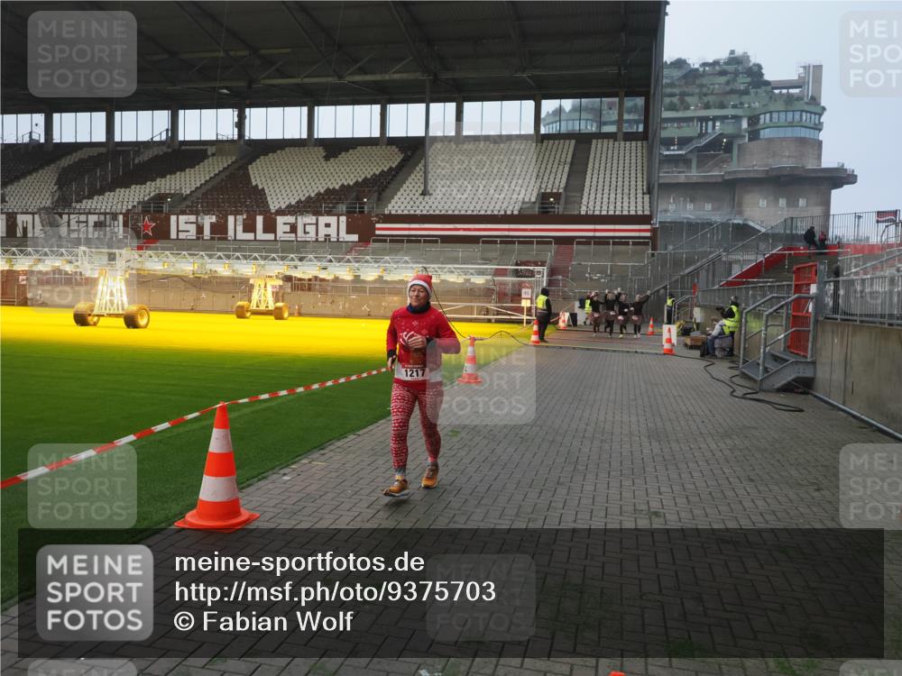 07.12.2025 - St. Pauli X-Mass-Run No. 15 Fabian Wolf http://msf.ph/oto/9375703 07.12.2025 10:04:52 Ziel 713, 1217, 1973, 1991, 2168, 2249, 3894, 4080, 4553, 4557 meine-sportfotos.de