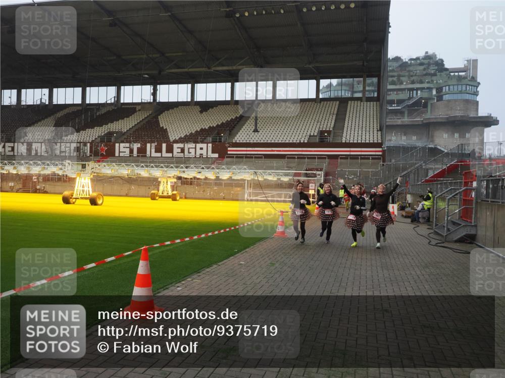 07.12.2025 - St. Pauli X-Mass-Run No. 15 Fabian Wolf http://msf.ph/oto/9375719 07.12.2025 10:04:58 Ziel 292, 1217, 1973, 1991, 2168, 2249, 2856, 2866, 4080, 4553, 4557 meine-sportfotos.de
