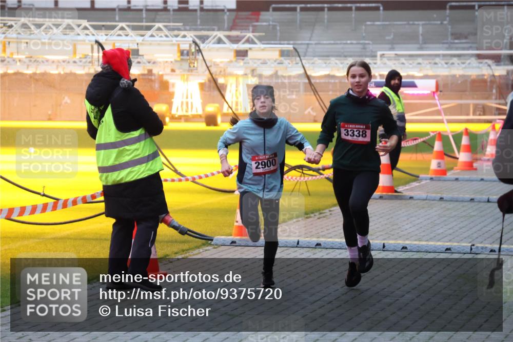 07.12.2025 - St. Pauli X-Mass-Run No. 15 Luisa Fischer http://msf.ph/oto/9375720 07.12.2025 09:54:25 Ziel 2900, 3338, 96, 115, 1375, 1598, 2651, 2900, 3338, 4050, 4061, 4062 meine-sportfotos.de
