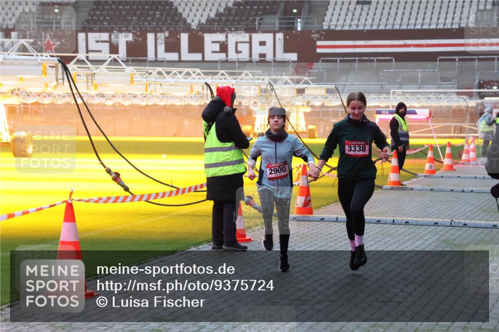 07.12.2025 - St. Pauli X-Mass-Run No. 15 Luisa Fischer http://msf.ph/oto/9375724 07.12.2025 09:54:25 Ziel 2900, 3338, 96, 115, 1375, 1598, 2651, 2900, 3338, 4050, 4061, 4062 meine-sportfotos.de