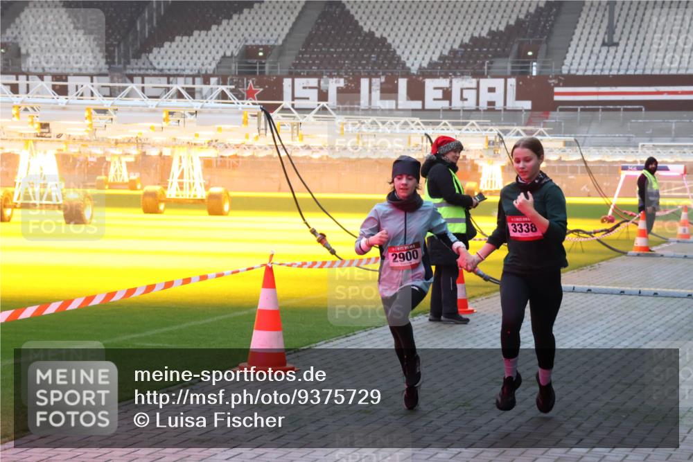 07.12.2025 - St. Pauli X-Mass-Run No. 15 Luisa Fischer http://msf.ph/oto/9375729 07.12.2025 09:54:26 Ziel 2900, 3338, 96, 115, 1375, 1598, 2651, 2900, 3338, 4050, 4061, 4062 meine-sportfotos.de