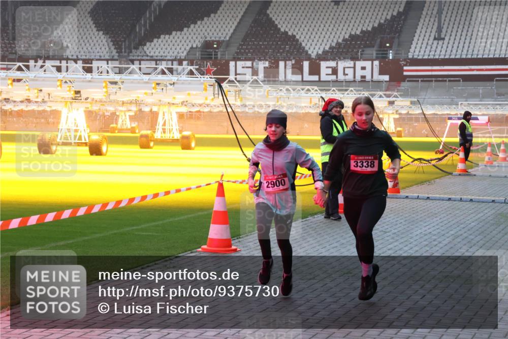 07.12.2025 - St. Pauli X-Mass-Run No. 15 Luisa Fischer http://msf.ph/oto/9375730 07.12.2025 09:54:27 Ziel 2900, 3338, 96, 115, 1375, 1598, 2651, 2900, 3338, 4050, 4061, 4062 meine-sportfotos.de