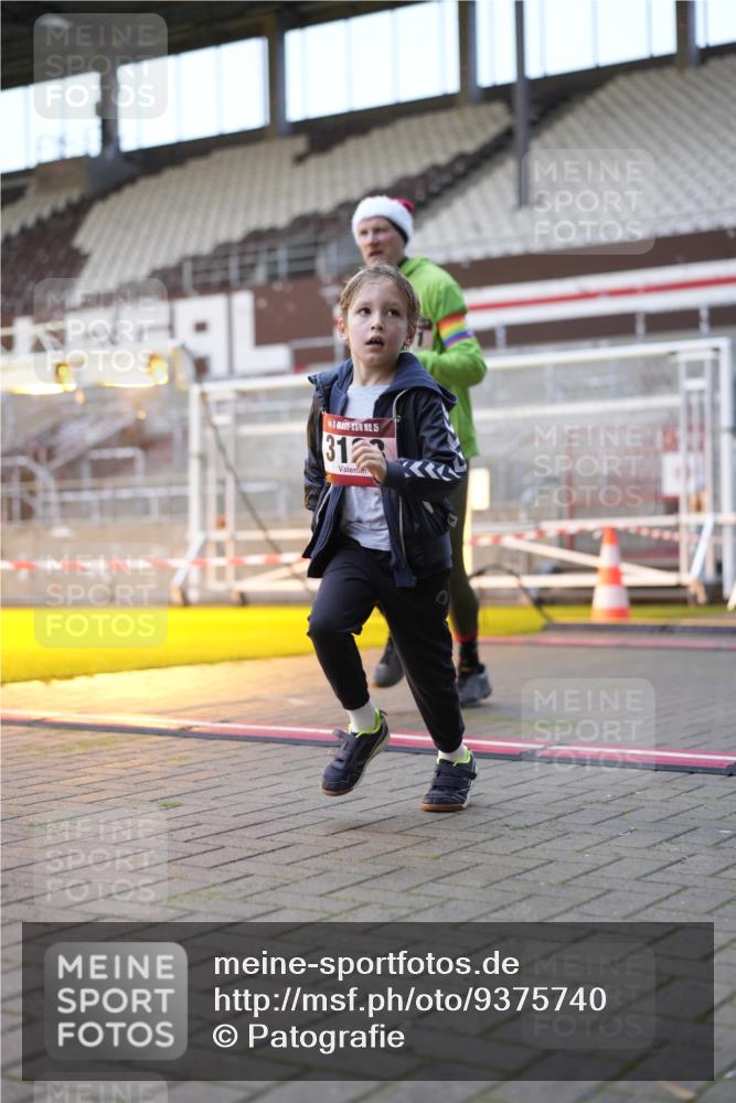 07.12.2025 - St. Pauli X-Mass-Run No. 15 Patografie http://msf.ph/oto/9375740 07.12.2025 10:04:15 Ziel 113, 1291, 1302, 1712, 1738, 2454, 3188, 4673 meine-sportfotos.de