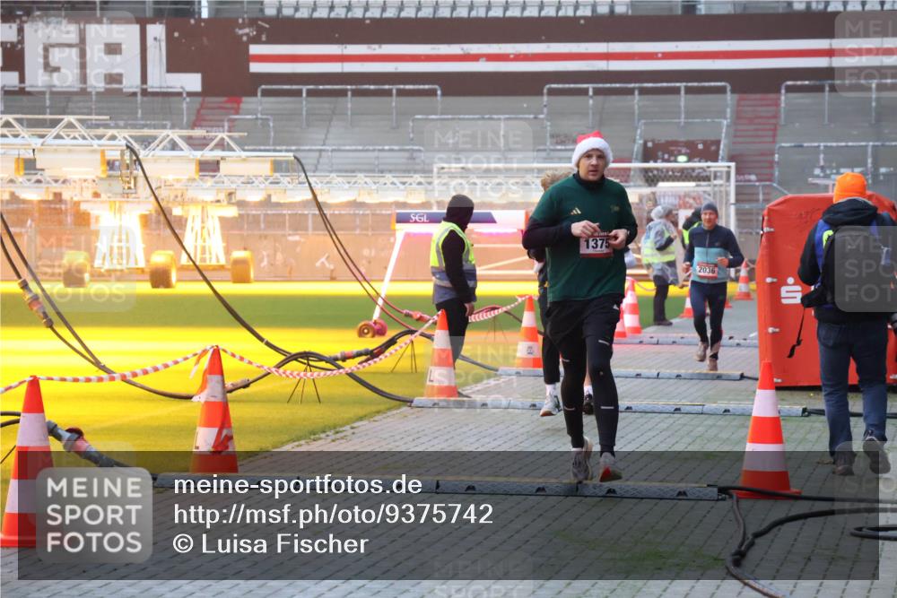 07.12.2025 - St. Pauli X-Mass-Run No. 15 Luisa Fischer http://msf.ph/oto/9375742 07.12.2025 09:54:37 Ziel 1375, 2036, 1375, 1598, 2036, 2133, 2651, 2900, 3310, 3338, 4050, 4061, 4062 meine-sportfotos.de