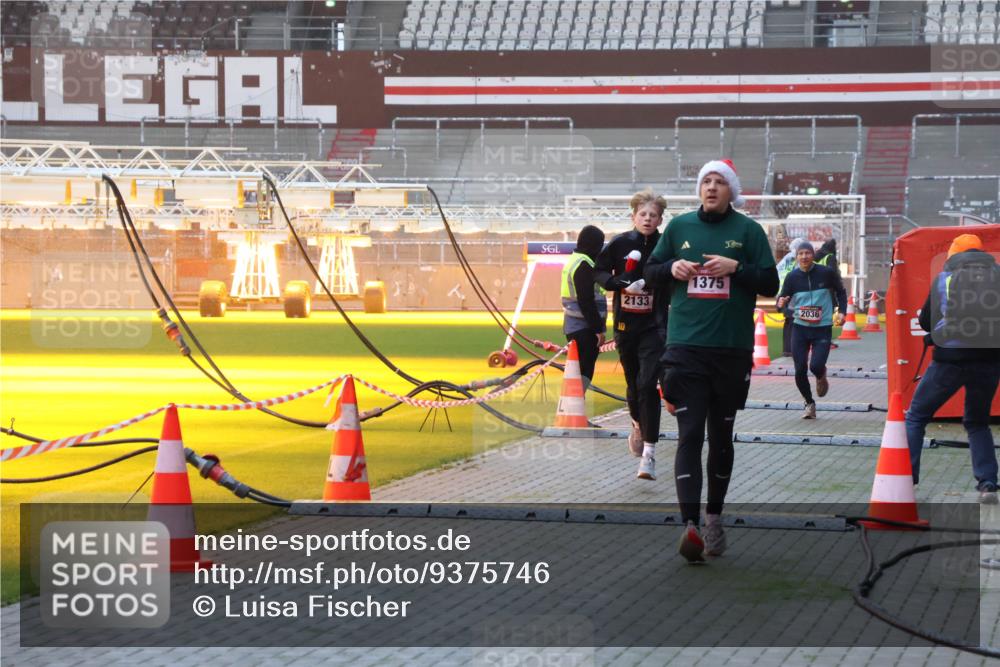 07.12.2025 - St. Pauli X-Mass-Run No. 15 Luisa Fischer http://msf.ph/oto/9375746 07.12.2025 09:54:39 Ziel 2133, 1375, 50, 2036, 1375, 1598, 2036, 2133, 2209, 2651, 2900, 3310, 3338, 4061, 4062 meine-sportfotos.de