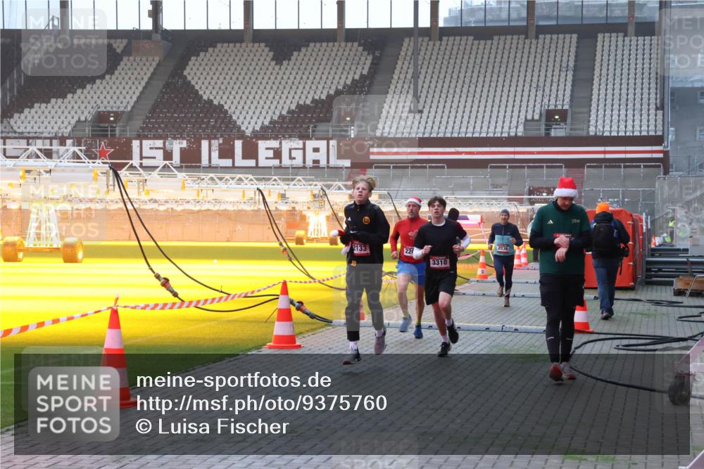 07.12.2025 - St. Pauli X-Mass-Run No. 15 Luisa Fischer http://msf.ph/oto/9375760 07.12.2025 09:54:41 Ziel 2133, 227, 10, 3310, 2036, 1375, 1598, 2036, 2133, 2209, 2651, 2900, 3310, 3338, 4061, 4062 meine-sportfotos.de