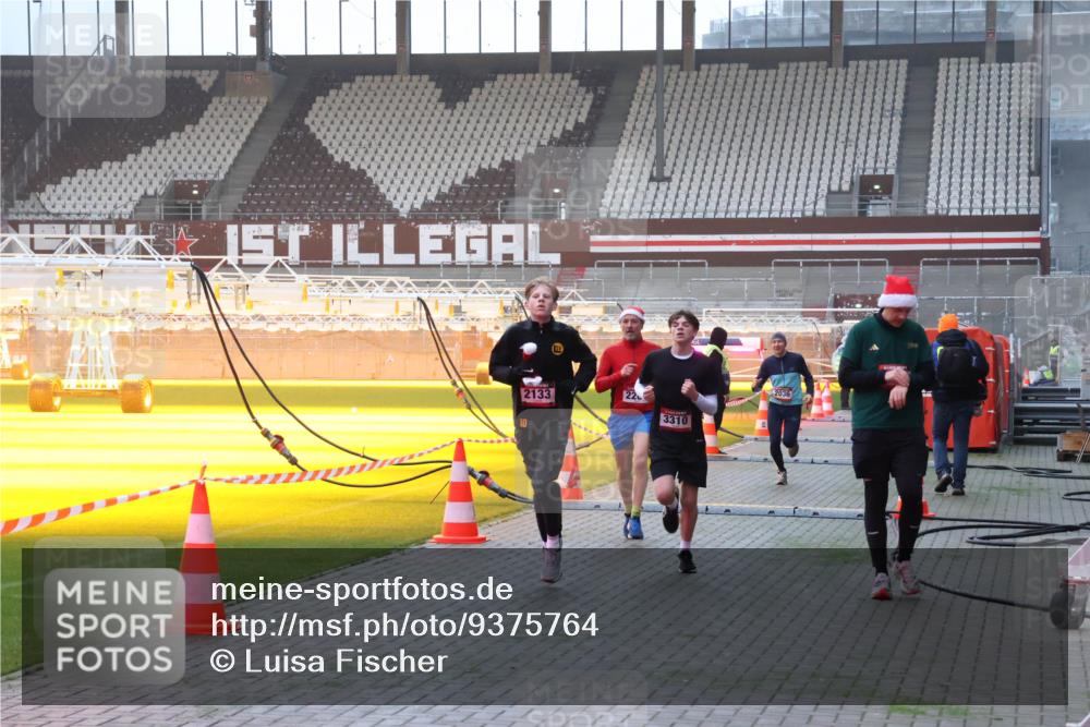 07.12.2025 - St. Pauli X-Mass-Run No. 15 Luisa Fischer http://msf.ph/oto/9375764 07.12.2025 09:54:41 Ziel 2133, 22, 2036, 10, 3310, 1375, 1598, 2036, 2133, 2209, 2651, 2900, 3310, 3338, 4061, 4062 meine-sportfotos.de