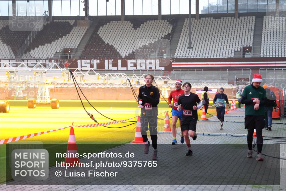 07.12.2025 - St. Pauli X-Mass-Run No. 15 Luisa Fischer http://msf.ph/oto/9375765 07.12.2025 09:54:42 Ziel 2133, 22, 3310, 2036, 1375, 1598, 2036, 2133, 2209, 2651, 2900, 3310, 3338, 4061, 4062 meine-sportfotos.de