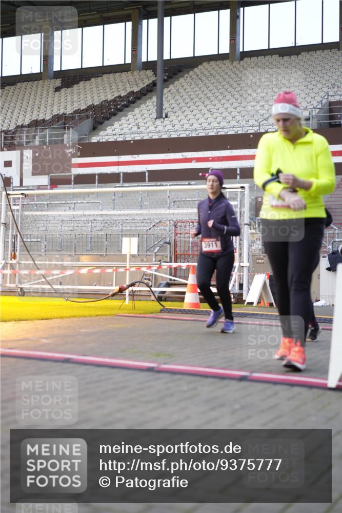07.12.2025 - St. Pauli X-Mass-Run No. 15 Patografie http://msf.ph/oto/9375777 07.12.2025 10:04:26 Ziel 113, 1291, 1302, 1522, 1701, 1712, 1738, 1871, 2569, 2570, 3188, 3477, 3911, 4673 meine-sportfotos.de
