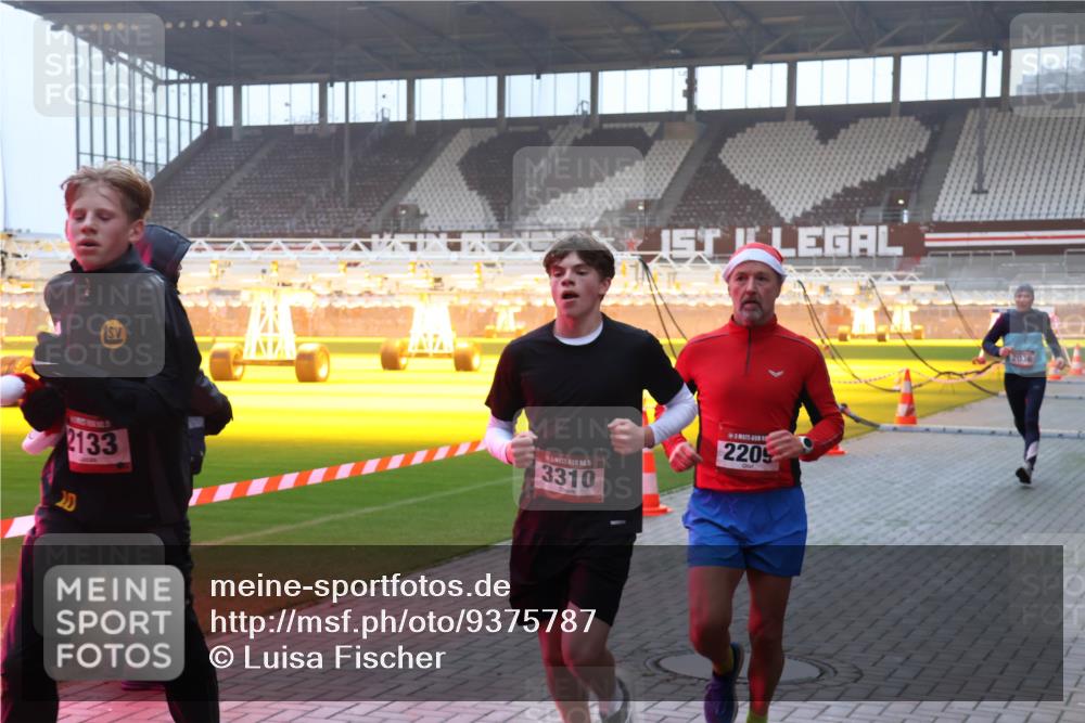 07.12.2025 - St. Pauli X-Mass-Run No. 15 Luisa Fischer http://msf.ph/oto/9375787 07.12.2025 09:54:45 Ziel 2133, 1, 5, 3310, 2209, 2036, 1375, 1598, 2036, 2133, 2209, 2651, 2900, 3310, 3338 meine-sportfotos.de