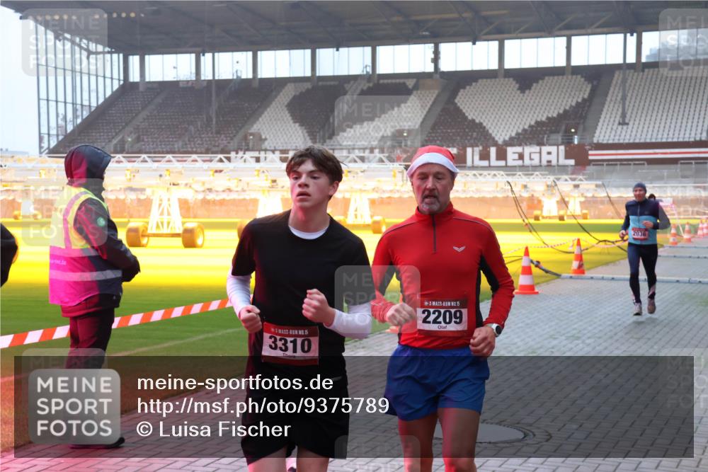 07.12.2025 - St. Pauli X-Mass-Run No. 15 Luisa Fischer http://msf.ph/oto/9375789 07.12.2025 09:54:45 Ziel 06, 15, 3310, 15, 2209, 2036, 1375, 1598, 2036, 2133, 2209, 2651, 2900, 3310, 3338 meine-sportfotos.de