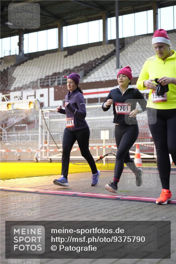 07.12.2025 - St. Pauli X-Mass-Run No. 15 Patografie http://msf.ph/oto/9375790 07.12.2025 10:04:27 Ziel 713, 1291, 1302, 1522, 1701, 1738, 1871, 2569, 2570, 3188, 3477, 3894, 3911, 4673 meine-sportfotos.de