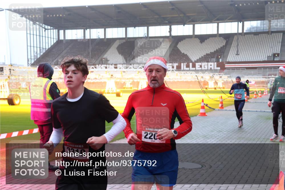 07.12.2025 - St. Pauli X-Mass-Run No. 15 Luisa Fischer http://msf.ph/oto/9375792 07.12.2025 09:54:45 Ziel 15, 3310, 220, 2036, 1375, 1375, 1598, 2036, 2133, 2209, 2651, 2900, 3310, 3338 meine-sportfotos.de