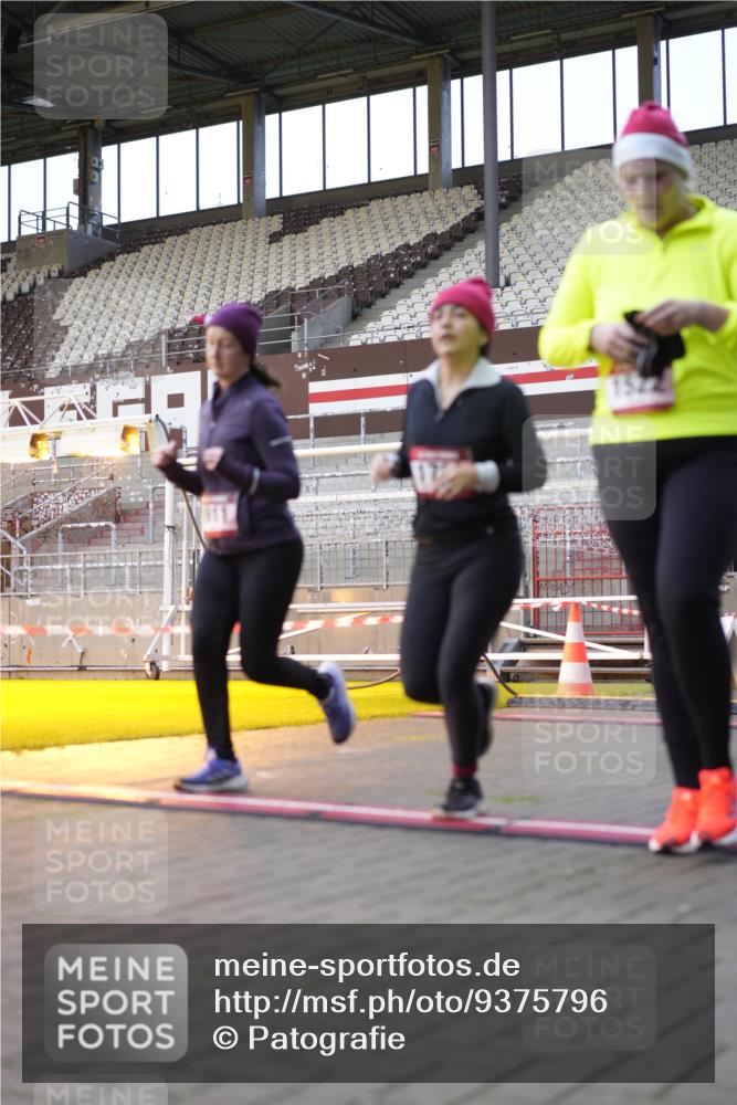07.12.2025 - St. Pauli X-Mass-Run No. 15 Patografie http://msf.ph/oto/9375796 07.12.2025 10:04:27 Ziel 713, 1291, 1302, 1522, 1701, 1738, 1871, 2569, 2570, 3188, 3477, 3894, 3911, 4673 meine-sportfotos.de