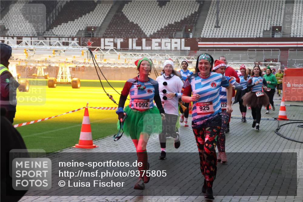 07.12.2025 - St. Pauli X-Mass-Run No. 15 Luisa Fischer http://msf.ph/oto/9375805 07.12.2025 11:06:16 Ziel 1092, 5, 925, 32, 1432, 92, 199, 298, 300, 402, 403, 434, 556, 659, 693, 831, 854, 858, 878, 920, 924, 925, 927, 929, 932, 944, 973, 1024, 1025, 1046, 1049, 1092, 1196, 1208, 1223, 1229, 1287, 1311, 1428, 1429, 1430, 1432, 1600, 1608, 1648, 1840, 1841, 2006, 2243, 2245, 2254, 2884, 3272, 3278, 4579, 4581, 4583, 4585, 4587 meine-sportfotos.de