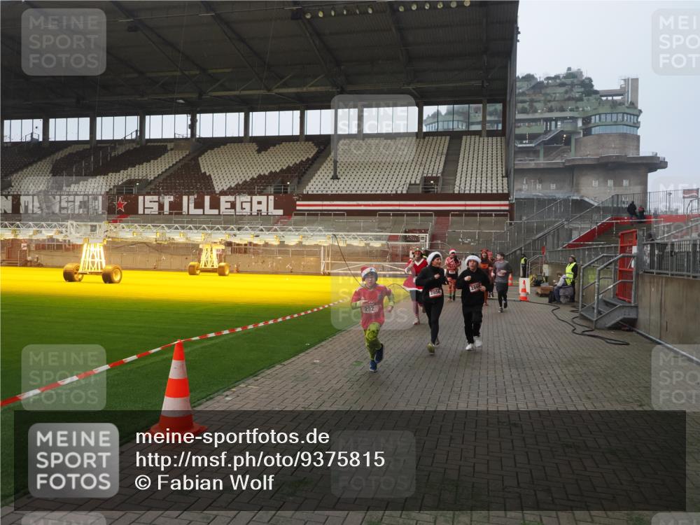 07.12.2025 - St. Pauli X-Mass-Run No. 15 Fabian Wolf http://msf.ph/oto/9375815 07.12.2025 10:05:03 Ziel 202, 210, 292, 699, 1217, 1973, 1991, 2168, 2249, 2856, 2866, 3307, 3311 meine-sportfotos.de