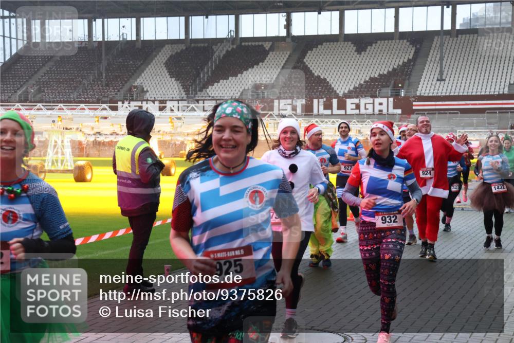 07.12.2025 - St. Pauli X-Mass-Run No. 15 Luisa Fischer http://msf.ph/oto/9375826 07.12.2025 11:06:18 Ziel 5, 925, 927, 924, 932, 1432, 92, 199, 298, 300, 402, 403, 556, 659, 693, 831, 854, 858, 878, 920, 924, 925, 927, 929, 932, 944, 973, 1024, 1025, 1046, 1049, 1092, 1196, 1208, 1223, 1229, 1287, 1311, 1428, 1429, 1430, 1432, 1608, 1648, 1840, 1841, 2006, 2243, 2245, 2254, 2884, 3272, 3278, 4579, 4581, 4583, 4585, 4587 meine-sportfotos.de