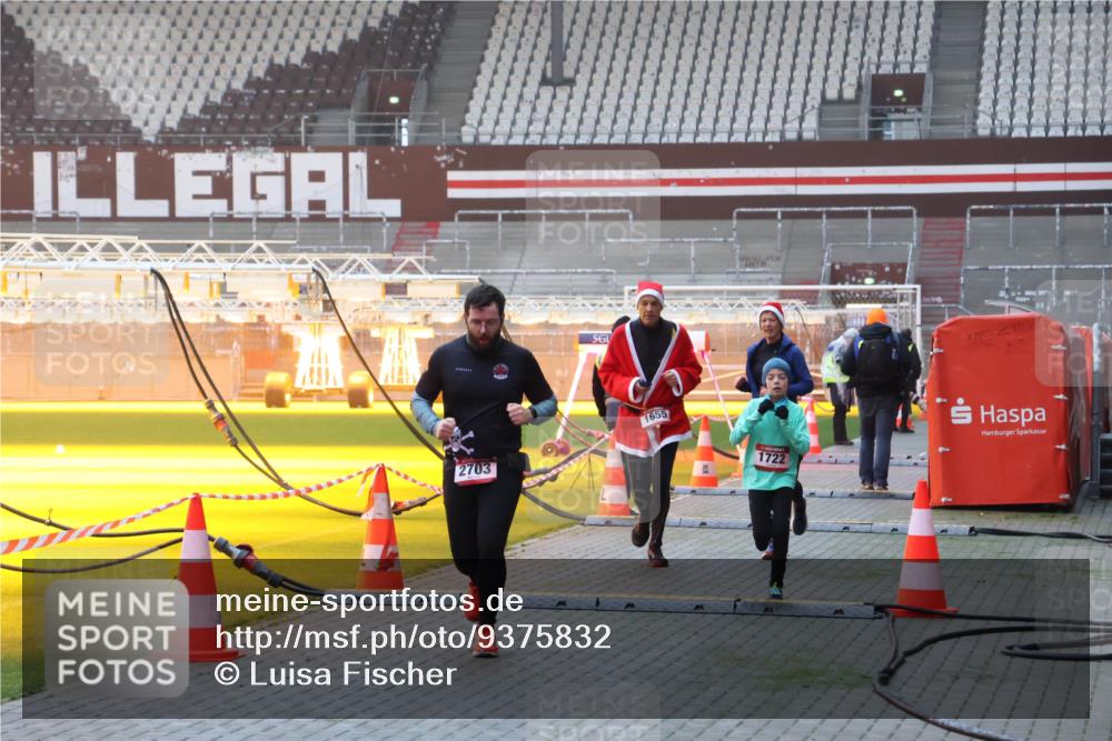 07.12.2025 - St. Pauli X-Mass-Run No. 15 Luisa Fischer http://msf.ph/oto/9375832 07.12.2025 09:55:02 Ziel 2703, 1655, 1704118, 1722, 1375, 1649, 1655, 1722, 2036, 2133, 2209, 2703, 2900, 3310, 3338 meine-sportfotos.de