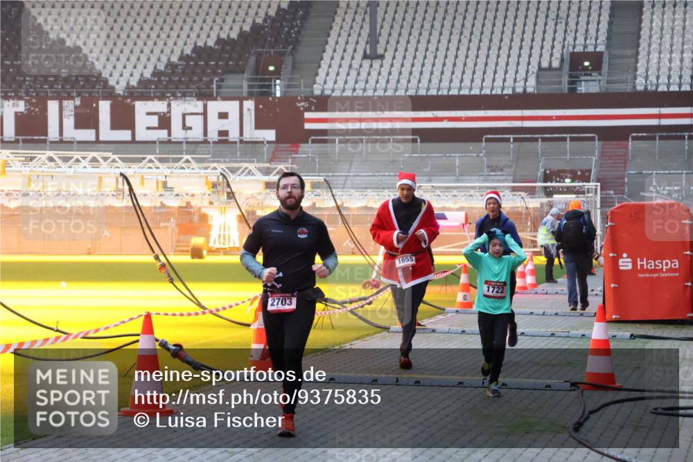 07.12.2025 - St. Pauli X-Mass-Run No. 15 Luisa Fischer http://msf.ph/oto/9375835 07.12.2025 09:55:03 Ziel 2703, 1655, 1722, 1375, 1649, 1655, 1722, 2036, 2133, 2209, 2703, 2900, 3310, 3338 meine-sportfotos.de