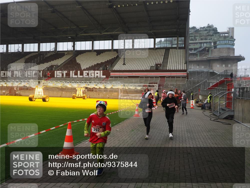 07.12.2025 - St. Pauli X-Mass-Run No. 15 Fabian Wolf http://msf.ph/oto/9375844 07.12.2025 10:05:03 Ziel 202, 210, 292, 699, 1217, 1973, 1991, 2168, 2249, 2856, 2866, 3307, 3311 meine-sportfotos.de